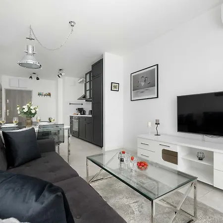 Nowoczesny Z Balkonem Blisko Plazy By Renters *