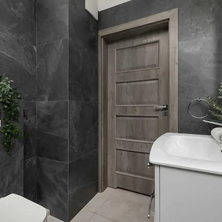 Nowoczesny Z Balkonem Blisko Plazy By Renters Apartmán *
