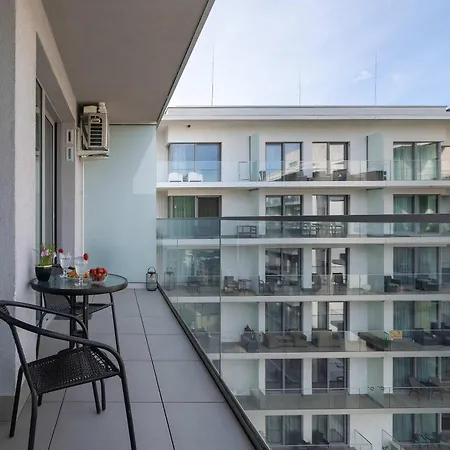 Nowoczesny Z Balkonem Blisko Plazy By Renters